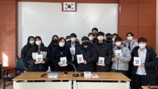1교동고등학교 발간 역사책 전달 (3).JPG